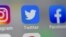资料照：推特和脸书标志