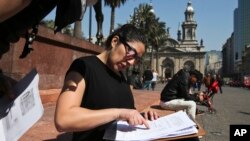 Karina Muñóz renuncia a la Iglesia Católica frente a la Catedral Metropolitana en Santiago, Chile, junto con un grupo de otras personas en protesta por los numerosos casos de abuso sexual perpetrados por el clero. Septiembre 8 de 2018.