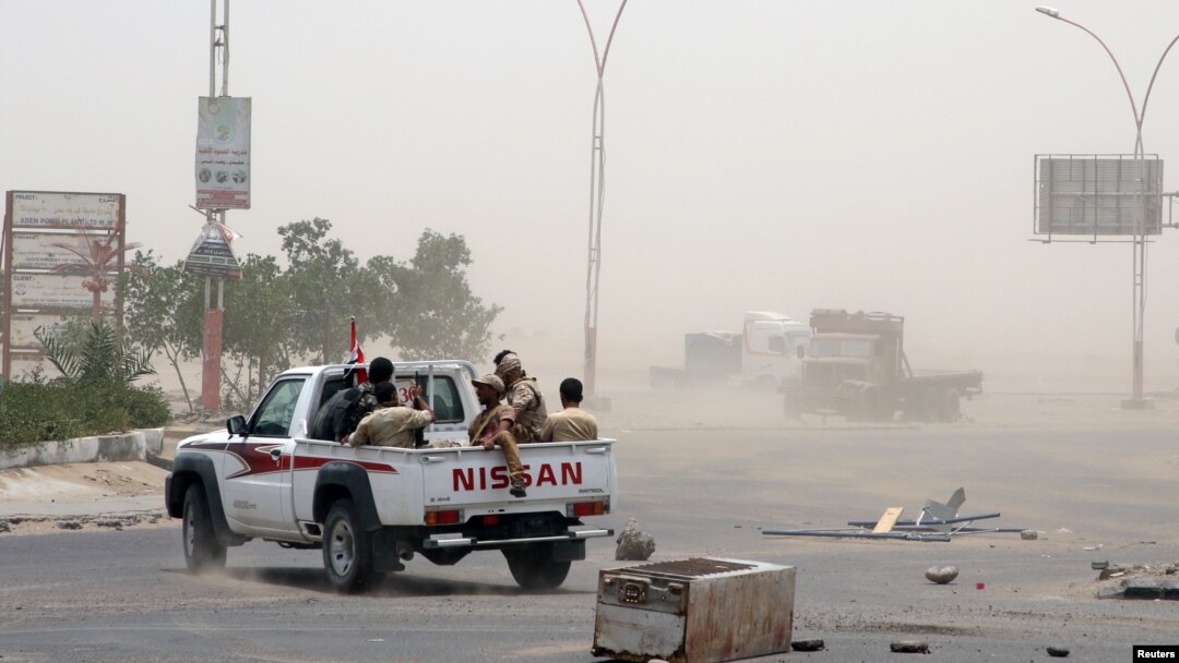Anggota pasukan separatis Yaman dukungan Uni Emirat Arab berpatroli setelah bentrok dengan pasukan pemerintah di Aden, Yaman, 10 August 2019. (Reuters/Fawaz Salman)