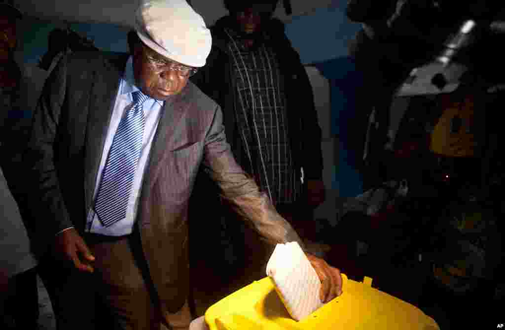 Democratic Republic of Congo opposition leader Etienne Tshisekedi, also leader of Democratic Republic of Congo's "Union for Democracy and Social Progress" (UDPS) and presidential candidate, casts his ballot in a polling station in Kinshasa, November 28, 2