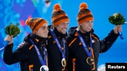 
Gold medallist Michel Mulder of the Netherlands (C) poses with his compatriots silver medallist Jan Smeekens and bronze medallist Ronald Mulder (R), during the victory ceremony for the men's speed skating 500m race at the 2014 Sochi Winter Olympics February 11, 2014. 