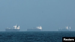 2026년 3월 3일 아랍에미리트 푸자이라 인근 해상에서 유조선들이 정박해 있다. 이란이 호르무즈 해협을 통과하는 선박에 발포하겠다고 경고한 가운데, 미국과 이스라엘의 이란 충돌이 이어지고 있다. (REUTERS/Amr Alfiky/File Photo)