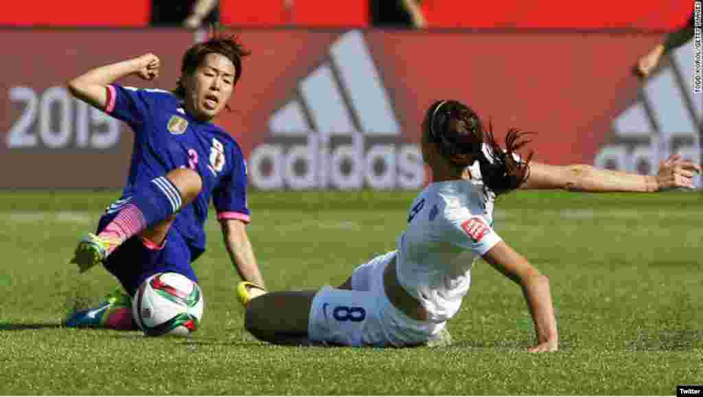 Jogadoras lutam pela bola na semi-final no Mundial Feminino da Fifa, 2015.
