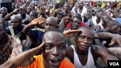 Para pemuda pendukung Laurent Gbagbo berkumpul di markas militer di Abidjan untuk mendaftar tentara relawan (21/3).