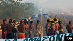 Miembros de la tribu indígena Kayapo bloquean una carretera en Brasil para protestar por lo que consideran falta de apoyo gubernamental ante la pandemia.