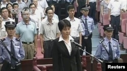 谷开来(中间站立者)2012年8月9日在合肥市中级人民法院出庭受审