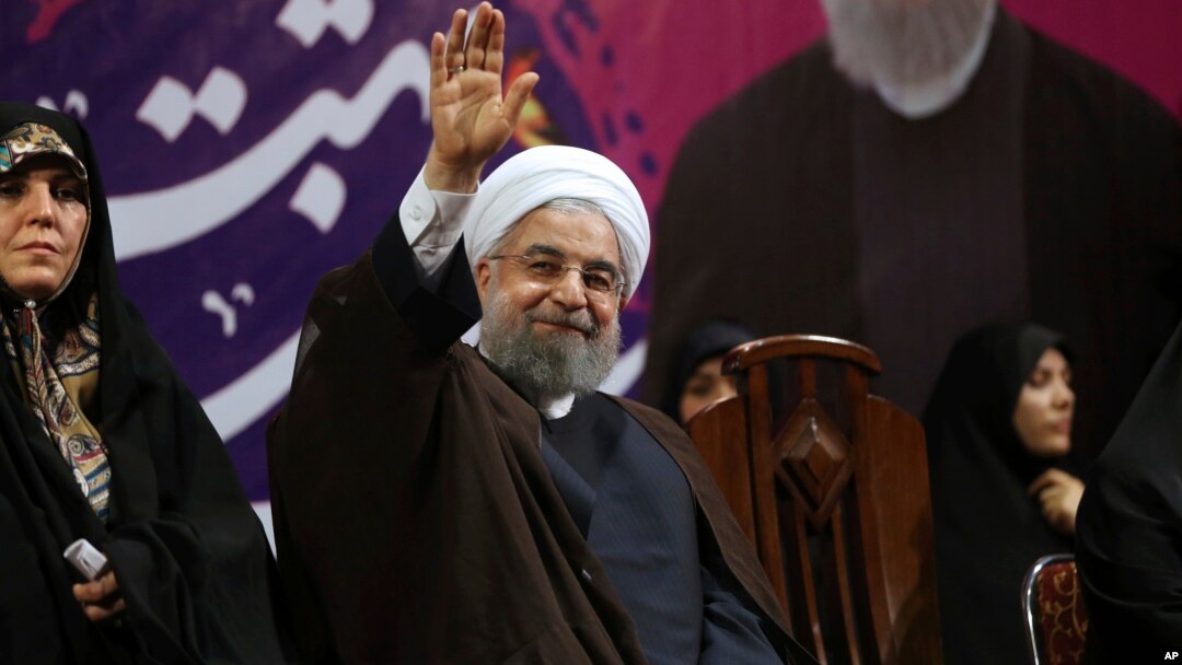 Presiden Iran Hassan Rouhani melambai kepada pendukungnya dalam kampanye pilpres di Teheran (9/5).