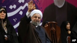 Presiden Iran Hassan Rouhani melambai kepada pendukungnya dalam kampanye pilpres di Teheran (9/5).