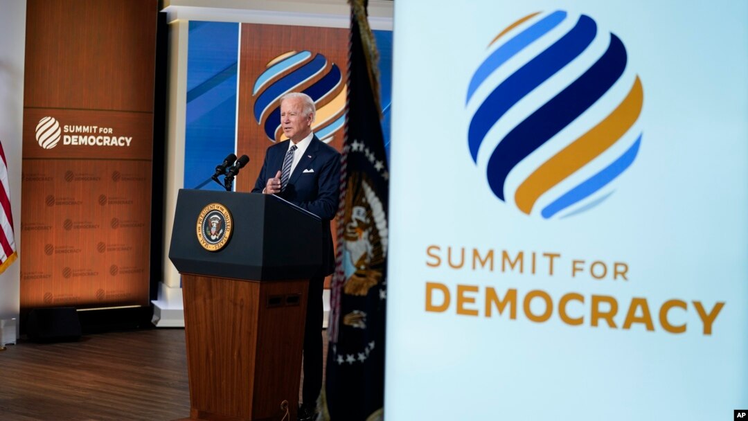 美国总统拜登在线上的“民主峰会”上致闭幕词。(2021年12月10日)