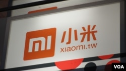 中国小米手机在台湾的广告招牌 (美国之音张永泰拍摄)