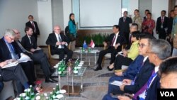 Menkopolkam Wiranto (kanan) melakukan pertemuan dengan Jaksa Agung Australia George Brandis di hotel Four Points Manado, 28 Juli 2017. (Foto: Ahadian Utama/VOA)