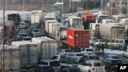 북한의 3차 핵실험 다음날인 지난 13일, 경기도 파주 남측 출입사무소에 개성공단으로 향하는 차량들이 늘어서있다.