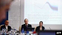 Generalni direktor Sektora za analize i istraživanja NBS Branko Hinić, viceguverner NBS Bojan Marković i Ljiljana Djurdjevic prezentuju izveštaj o februarskoj inflaciji