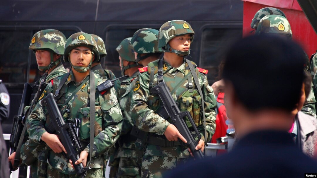 Polisi paramiliter China melakukan penjagaan di sebuah stasiun kereta di Urumqi, Xinjiang (foto: dok).