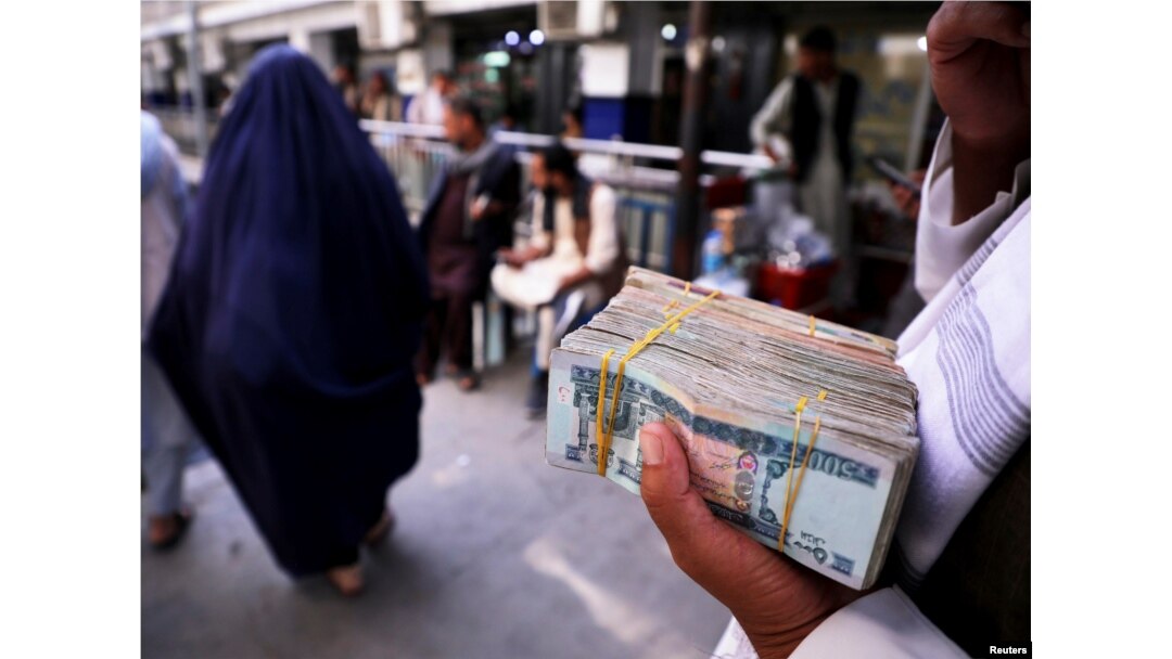Afg'oniy 2021-yilning yozida Tolibon hokimiyatga kelganidan beri yanayam qadrsizlanib, Afg'oniston iqtisodiyoti oldingidan ham nochorlashgan