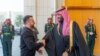 ဆော်ဒီအာရေးဗီးယားနိုင်ငံ၊ Riyadh မြို့ကို ရောက်လာတဲ့ ယူကရိန်းသမ္မတ ဗိုလိုဒီမာ ဇာလန်းစကီး (ဝဲ) နဲ့ ဆော်ဒီအိမ်ရှေ့မင်းသား Mohammed bin Salman (ဖေဖော်ဝါရီ ၂၇၊ ၂၀၂၄)