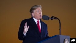 Presiden AS Donald Trump berpidato di Tupelo Regional Airport, Mississippi, 26 November 2018. 