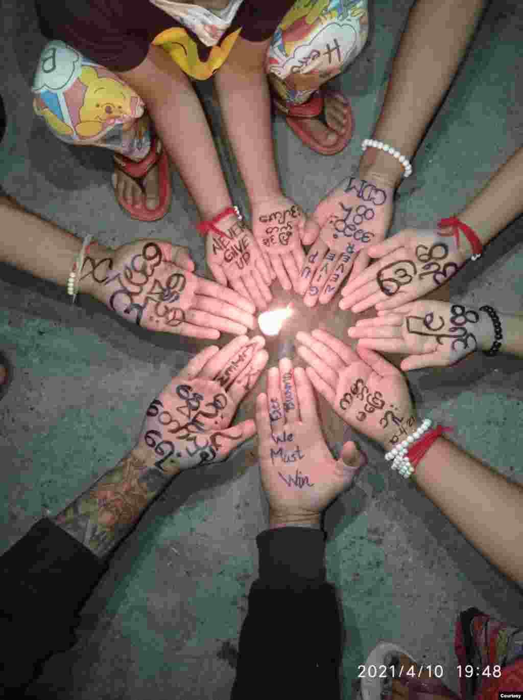 တောင်ကြီးမြို့မှာ ပြုလုပ်ခဲ့တဲ့ စစ်အာဏာရှင်ဆန့်ကျင်ရေး လက်ဝါးသပိတ်။