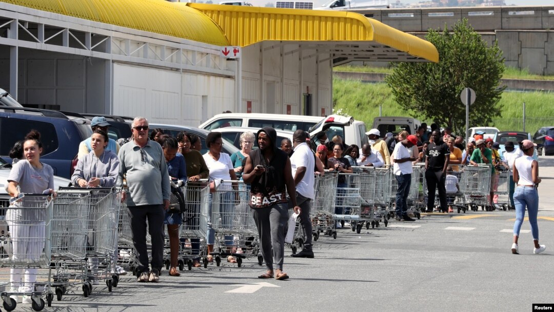Warga antre untuk membeli barang kebutuhan sehari-hari menjelang kebijakan lockdown di Johannesburg, Afrika Selatan (24/3). 