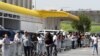 Des acheteurs font la queue pour s'approvisionner dans un magasin à Strubens Valley, à Johannesburg, en Afrique du Sud, le 24 mars 2020, avant le confinement national destiné à contenir l'épidémie de la maladie à coronavirus (COVID-19). REUTERS / Siphiwe Sibeko