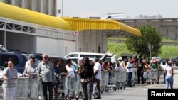 Les clients font la queue devant un magasin Makro à Strubens Valley, avant que 21 personnes ne soient bloquées à l'échelle nationale pour tenter de contenir l'épidémie de coronavirus (COVID-19), à Johannesburg, Afrique du Sud, le 24 mars 2020. (Photo: REUTERS/Siphiwe Sibeko)