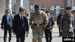 제이비어 브런슨 한미연합사령관 겸 주한미군사령관이 2일 캠프 험프리스를 방문한 강신철 한국 국방부 장관과 만나 대화를 나누고 있다.