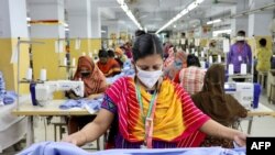 Une ouvrière dans une usine de textile à Dhaka, au Bangladesh. (Photo REUTERS/Mohammad Ponir Hossain )