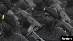 ARCHIVO - Miembros de las fuerzas de seguridad peruanas participan en un desfile militar celebrado como parte de las celebraciones del Día de la Independencia, en Lima, Perú, el 30 de julio de 2021.