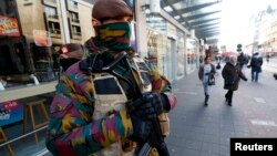 Un soldat belge patrouille dans le centre de Bruxelles, le 23 novembre 2015. (REUTERS/Yves Herman)