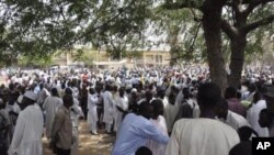 Masu zabe a mazabar Hotoron Arewa a Kano su na jiran a tantance su kafin su fara jefa kuri'unsu