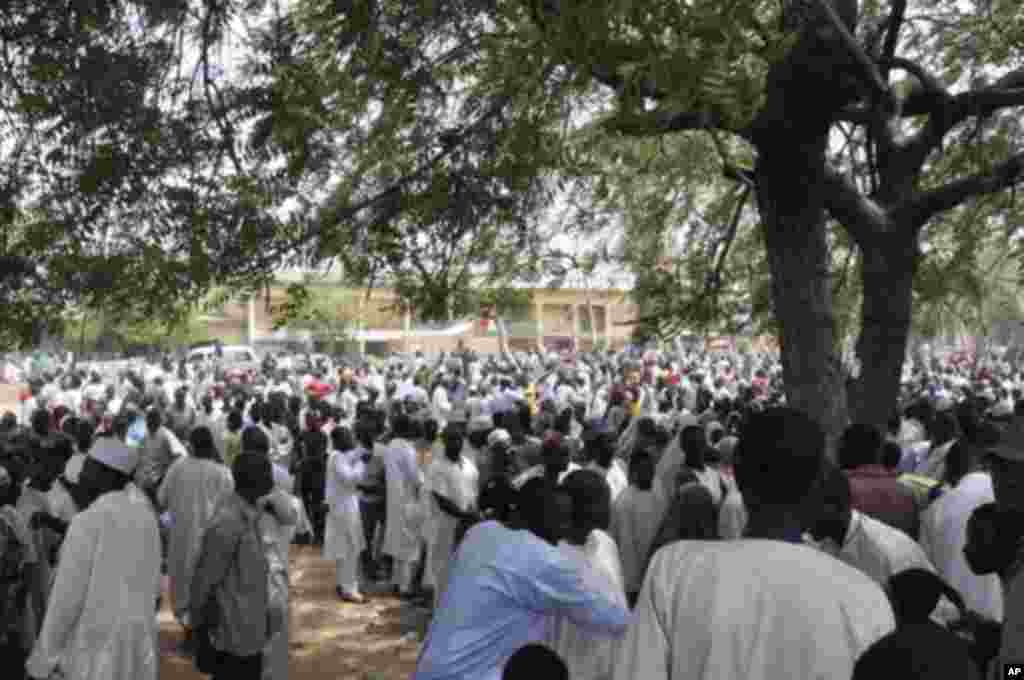 Masu zabe a mazabar Hotoron Arewa a Kano su na jiran a tantance su kafin su fara jefa kuri'unsu