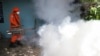 ARCHIVO - Un trabajador fumiga el patio de una casa para controlar la propagación de enfermedades transmitidas por mosquitos, el 4 de julio de 2024, en Los Santos, un vecindario en Soyapango, El Salvador.