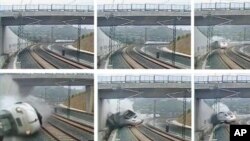 24일 스페인 산티아고 데 콤포스텔라시에서 기차가 탈선하는 모습이 찍힌 감시 카메라 영상의 캡쳐 사진. (왼쪽 위부터 시계방향으로)