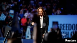 La candidata presidencial demócrata, la vicepresidenta estadounidense Kamala Harris, hace gestos durante un mitin de campaña en la Universidad de East Carolina, en Greenville, Carolina del Norte, EEUU, el 13 de octubre de 2024. REUTERS 