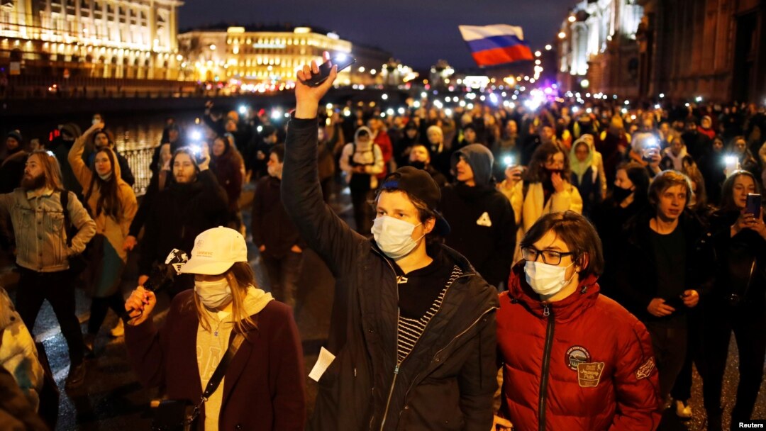 Warga Rusia melakukan aksi demonstrasi untuk menuntut pembebasan Alexei Navalny di Saint Petersburg, Rusia (21/4). 