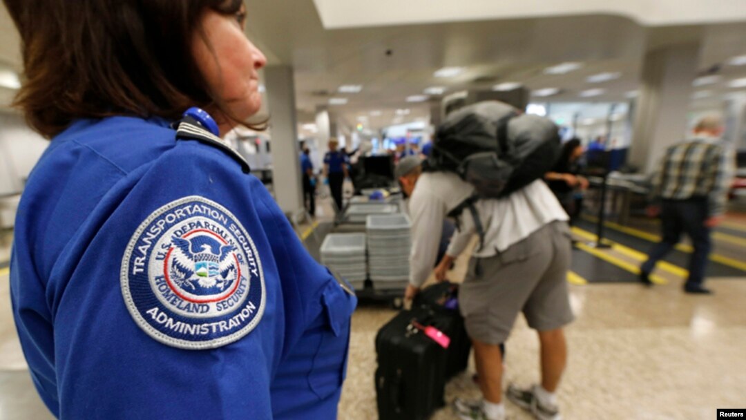 Los 10 aeropuertos de mayor tráfico en la nación tomarían las huellas dactilares a los visitantes e inmigrantes al salir del país.