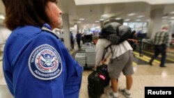 El chequeo de personas y equipajes en los aeropuertos sufriría retrasos y por lo tanto habría filas más largas.