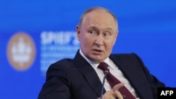 블라디미르 푸틴 러시아 대통령이 7일 상트페테르부르크에서 열린 국제 경제 포럼(SPIEF)에 참석해 발언하고 있다.