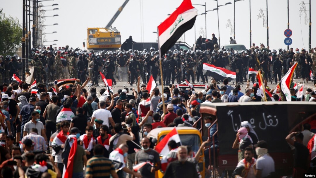 Pasukan keamanan Irak melakukan pengamanan ketat saat berlangsung demonstrasi anti pemerintah di Baghdad, hari Jumat (25/10). 