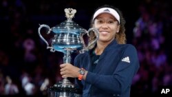 Naomi Osaka berpose dengan trofi setelah mengalahkan Petra Kvitova dari Republik Ceko di final tunggal putri di kejuaraan tenis Australia Terbuka di Melbourne, Australia, Sabtu 26 Januari 2019 (Foto: AP/Aaron Favila)