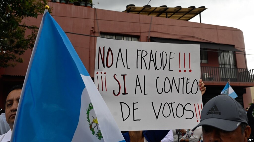 Un grupo de personas protestan ante el Tribunal Supremo Electoral de Guatemala en Ciudad de Guatemala el 2 de julio de 2023.