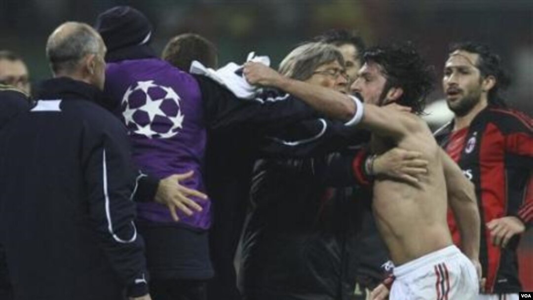 Gelandang AC Milan Gennaro Gattuso, kedua dari kanan, berargumen dengan para pemain dan staf klub Tottenham Hotspur setelah pertandingan babak 16 besar Liga Champions hari Selasa di Stadion San Siro.