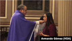 Una feligresa comulga en la Catedral Metropolitana de San José, Costa Rica. 