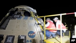 Na ovoj fotografiji koju je dostavila NASA, timovi Boeinga i NASA rade oko NASA-ine svemirske letjelice Boeing Crew Flight Test Starliner nakon što je sletjela bez posade u petak, 6. septembra 2024.