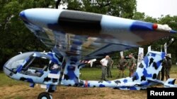 Petugas tengah memamerkan Helikopter Seeker, pesawat yang digunakan dalam misi anti perburuan liar di Taman Nasional Kruger kepada para wartawan, 4 Desember 2012 (Foto: dok). Sebuah helikopter militer Afrika Selatan jatuh dalam misi patroli di kawasan ini, menewaskan lima penumpangnya, Sabtu (30/3).