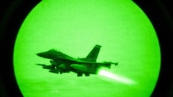 资料照片：2026年4月18日，一架美国空军F-16“战隼”战斗机在美国中央司令部责任区内起飞。(美国空军照片)