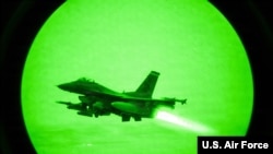 资料照片：2026年4月18日，一架美国空军F-16“战隼”战斗机在美国中央司令部责任区内起飞。(美国空军照片)