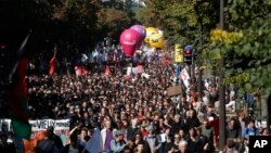 Demonstrators march during a rally to protest President Emmanuel Macron's new pro-business labor policies in Paris, Sept. 21, 2017. 