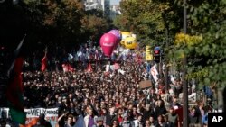 Demonstrators march during a rally to protest President Emmanuel Macron's new pro-business labor policies in Paris, Sept. 21, 2017. 