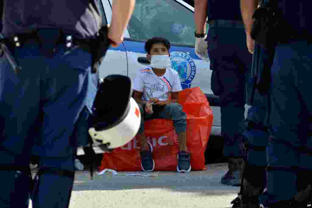 یک پسر بچه پناهجو در جزیره ای در یونان. هزاران پناهجو از کشورهای دیگر از ترکیه خود را به این جزیره رسانده اند و امیدوارند اروپا آنها را بپذیرد. 